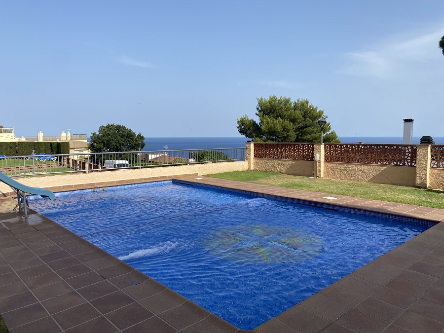 Piscina comunitaria con vista al mar en pisos de alquiler en Sant Feliu de Guíxols.