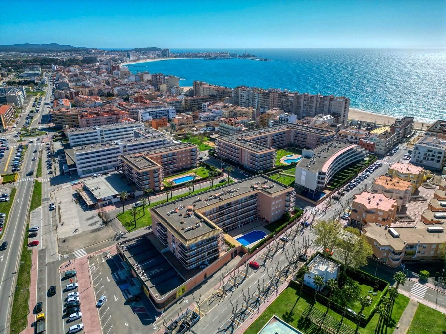 Vista aérea de edificios cerca de la playa con pisos en alquiler en Sant Feliu de Guíxols.