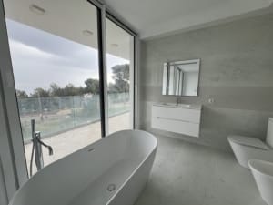 Baño moderno y luminoso con vistas, ideal para tasador online de vivienda gratis.