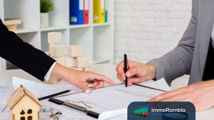 Contrato de compraventa de vivienda junto a un bolígrafo y unas llaves