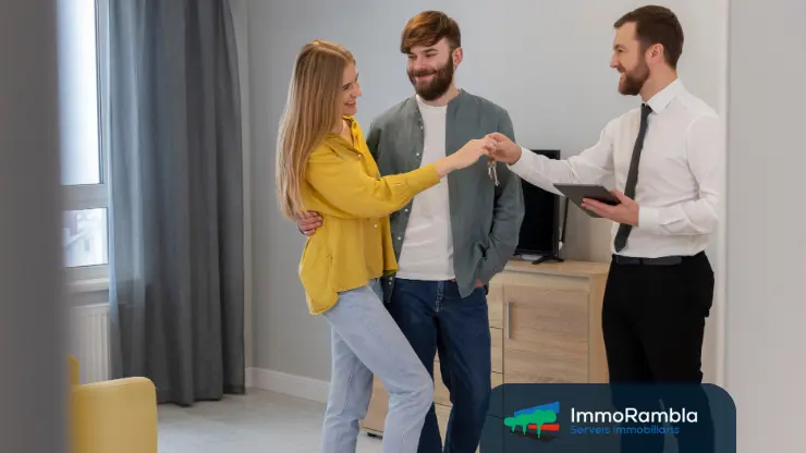Agente inmobiliario mostrando una vivienda en alquiler a unos posibles inquilinos