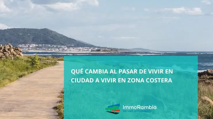 Persona paseando junto al mar tras mudarse de la ciudad a una zona costera