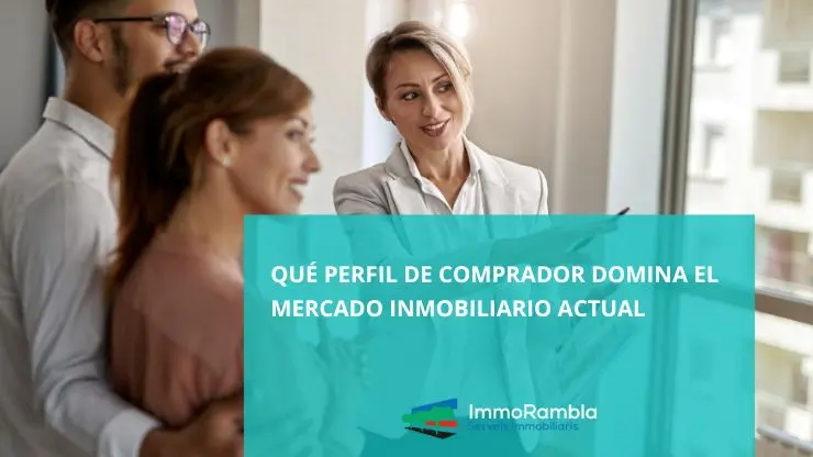 Comprador analizando vivienda con enfoque estratégico en el mercado inmobiliario actual