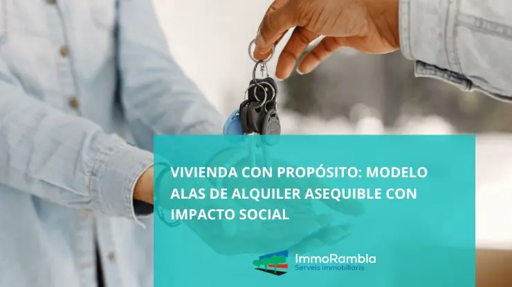 Familia entrando en vivienda del modelo ALAS de alquiler asequible con impacto social