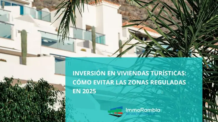 Vista aérea de apartamentos turísticos en la costa española con referencia a inversión y normativa