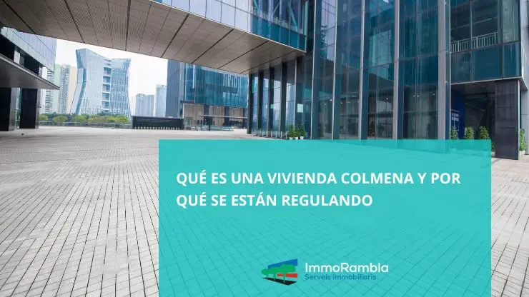 Interior de módulos de vivienda colmena con espacios reducidos regulados por normativa