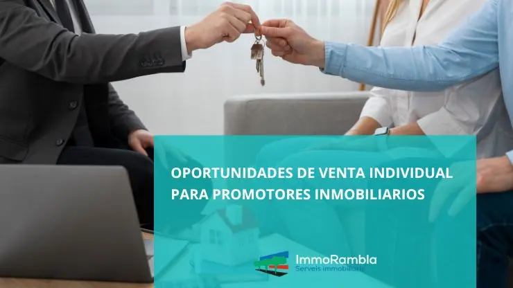 Promotor inmobiliario mostrando planos de viviendas para venta individual