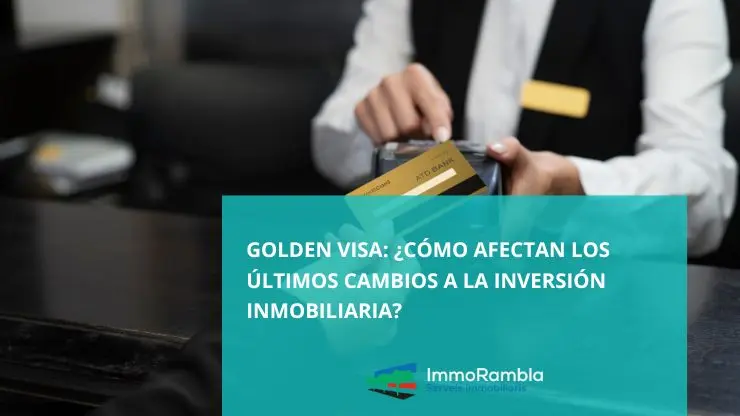 Inversor extranjero revisando documentos sobre Golden Visa y compra de inmueble en España