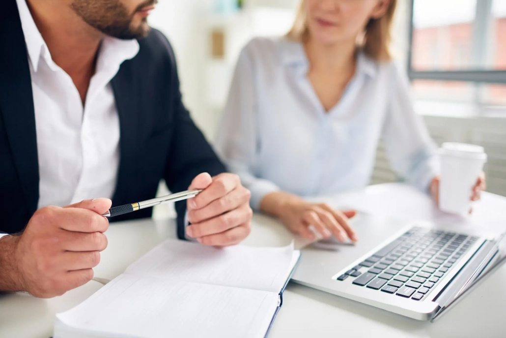 Asesor financiero revisando los detalles de una hipoteca con un cliente en una reunión.