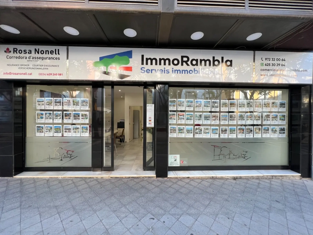 Fachada de la inmobiliaria ImmoRambla, especializada en pisos en venta en Sant Feliu de Guíxols.