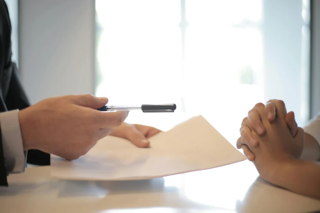 Imagen de personas a punto de firmar un contrato usada para página de vender piso de Immorambla
